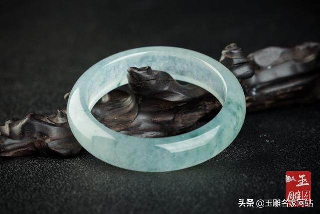 蓝水飘花翡翠手镯价格,蓝水翡翠会不会有飘花-第2张图片-翡翠网 蓝水飘花翡翠手镯价格,蓝水翡翠会不会有飘花-第2张图片-翡翠网