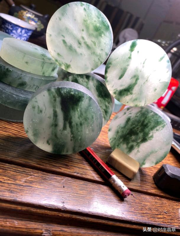 糯冰飘花手镯市场价多少冰飘花翡翠手镯定制方法-第5张图片-翡翠网