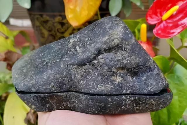 蓝水翡翠原石,蓝色的翡翠原石-第1张图片-翡翠网 蓝水翡翠原石,蓝色的翡翠原石-第1张图片-翡翠网