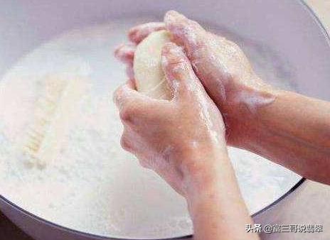 翡翠戴久了怎样清洗翡翠手镯清理妙招-第5张图片-翡翠网 翡翠戴久了怎样清洗翡翠手镯清理妙招-第5张图片-翡翠网