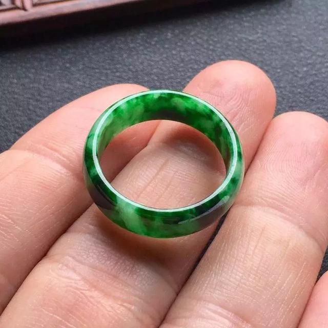 翡翠黑癣翠原石,翡翠皮壳有癣的原石图-第3张图片-翡翠网 翡翠黑癣翠原石,翡翠皮壳有癣的原石图-第3张图片-翡翠网