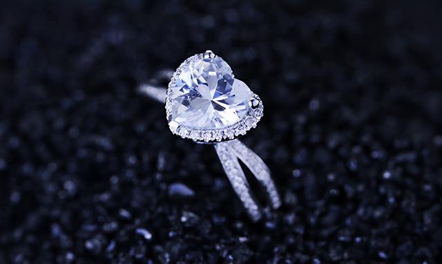 女钻戒指款式大全图片和价格,经典钻石戒指图片大全-第2张图片-翡翠网