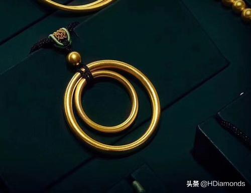 最新款的黄金戒指图片,适合年轻人的黄金戒指女款式-第17张图片-翡翠网