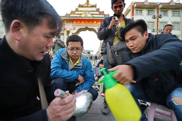 翡翠原石图片欣赏图片那里有翡翠原石出售-第5张图片-翡翠网 翡翠原石图片欣赏图片那里有翡翠原石出售-第5张图片-翡翠网