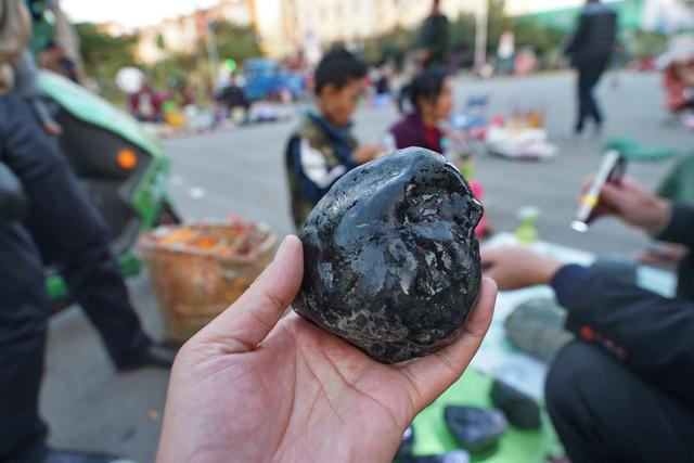 翡翠原石图片欣赏图片那里有翡翠原石出售-第6张图片-翡翠网 翡翠原石图片欣赏图片那里有翡翠原石出售-第6张图片-翡翠网