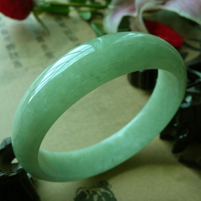 豆种绿色翡翠挂件的简单介绍-第3张图片-翡翠网 豆种绿色翡翠挂件的简单介绍-第3张图片-翡翠网