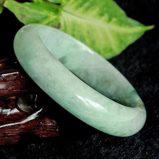 豆种绿色翡翠挂件的简单介绍-第6张图片-翡翠网 豆种绿色翡翠挂件的简单介绍-第6张图片-翡翠网