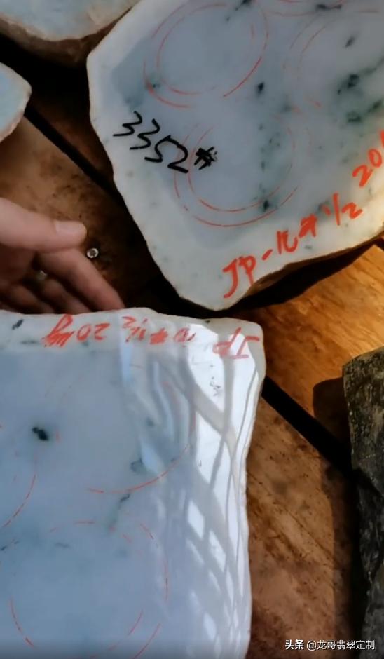 翡翠原石有雾水吗,翡翠原石用灯怎么看种-第3张图片-翡翠网 翡翠原石有雾水吗,翡翠原石用灯怎么看种-第3张图片-翡翠网