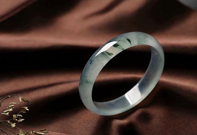 翡翠吊坠保养小知识,翡翠吊坠怎么保养-第1张图片-翡翠网 翡翠吊坠保养小知识,翡翠吊坠怎么保养-第1张图片-翡翠网