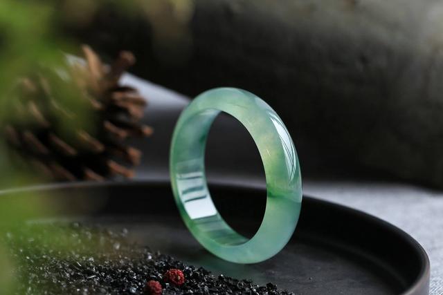 翡翠吊坠保养小知识,翡翠吊坠怎么保养-第4张图片-翡翠网 翡翠吊坠保养小知识,翡翠吊坠怎么保养-第4张图片-翡翠网