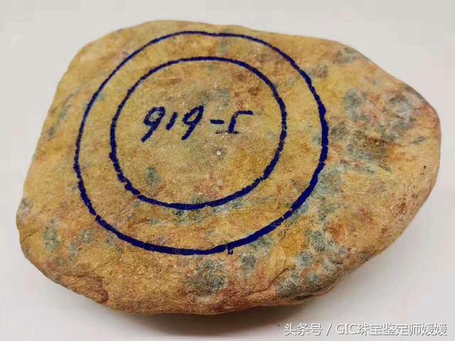 玉镯和翡翠手镯哪个值钱,什么样的翡翠手镯好-第1张图片-翡翠网 玉镯和翡翠手镯哪个值钱,什么样的翡翠手镯好-第1张图片-翡翠网