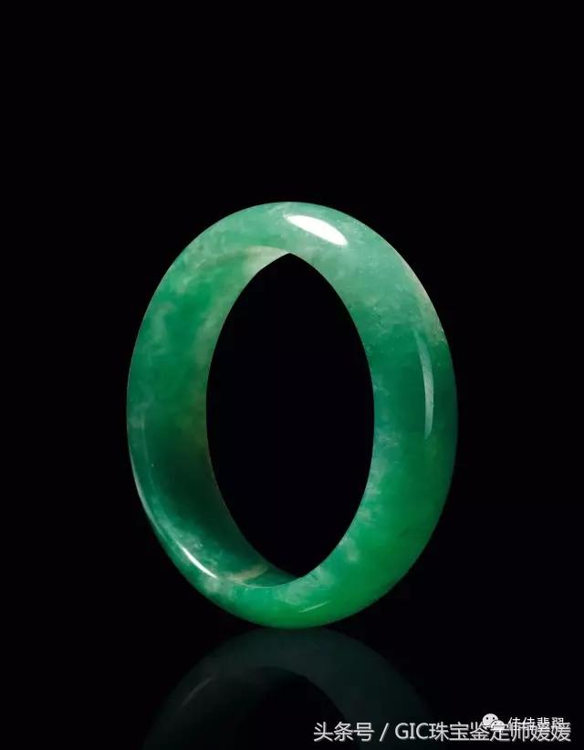 玉镯和翡翠手镯哪个值钱,什么样的翡翠手镯好-第2张图片-翡翠网 玉镯和翡翠手镯哪个值钱,什么样的翡翠手镯好-第2张图片-翡翠网