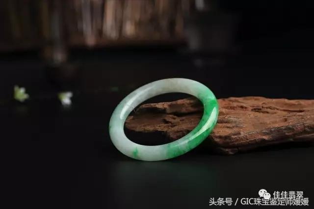 玉镯和翡翠手镯哪个值钱,什么样的翡翠手镯好-第4张图片-翡翠网 玉镯和翡翠手镯哪个值钱,什么样的翡翠手镯好-第4张图片-翡翠网