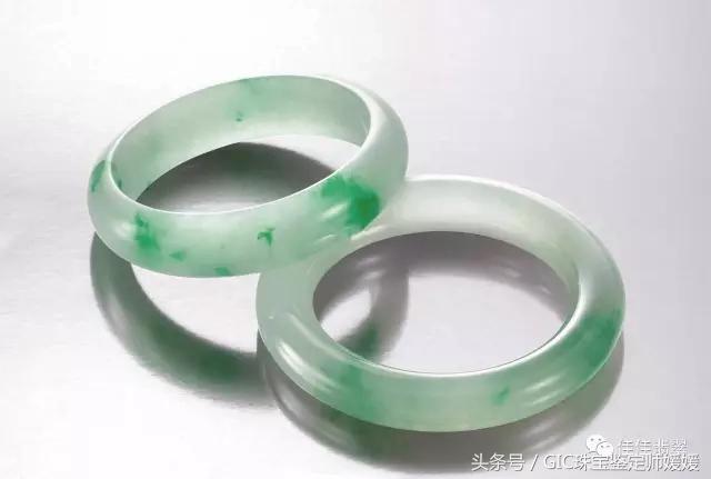 玉镯和翡翠手镯哪个值钱,什么样的翡翠手镯好-第6张图片-翡翠网 玉镯和翡翠手镯哪个值钱,什么样的翡翠手镯好-第6张图片-翡翠网