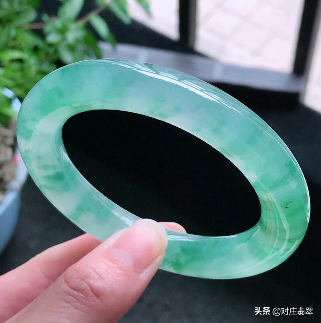 包含翡翠手镯里面有绿丝怎么回事的词条-第3张图片-翡翠网