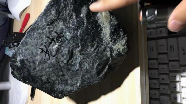 翡翠怎么看灰不灰底灰的翡翠原石-第1张图片-翡翠网 翡翠怎么看灰不灰底灰的翡翠原石-第1张图片-翡翠网