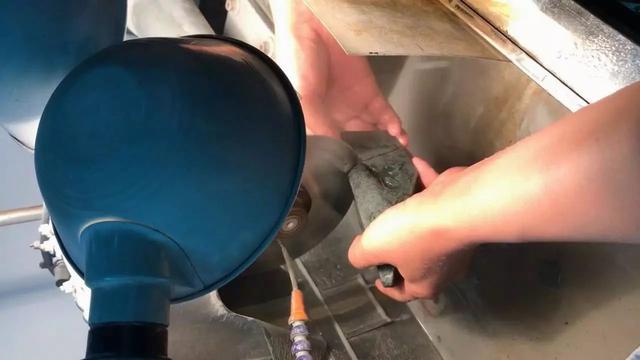 翡翠怎么看灰不灰底灰的翡翠原石-第3张图片-翡翠网 翡翠怎么看灰不灰底灰的翡翠原石-第3张图片-翡翠网