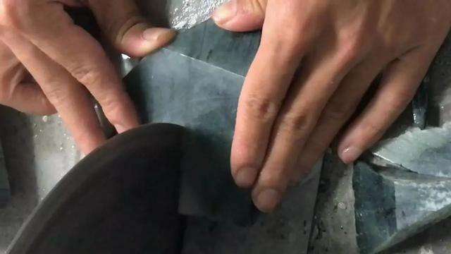 翡翠怎么看灰不灰底灰的翡翠原石-第4张图片-翡翠网 翡翠怎么看灰不灰底灰的翡翠原石-第4张图片-翡翠网