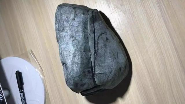 翡翠怎么看灰不灰底灰的翡翠原石-第5张图片-翡翠网 翡翠怎么看灰不灰底灰的翡翠原石-第5张图片-翡翠网