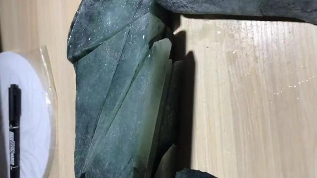 翡翠怎么看灰不灰底灰的翡翠原石-第8张图片-翡翠网 翡翠怎么看灰不灰底灰的翡翠原石-第8张图片-翡翠网