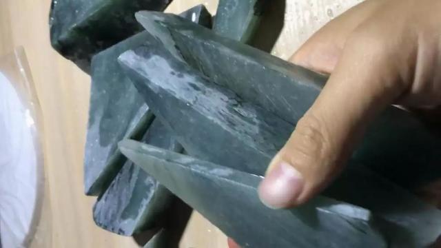 翡翠怎么看灰不灰底灰的翡翠原石-第11张图片-翡翠网 翡翠怎么看灰不灰底灰的翡翠原石-第11张图片-翡翠网