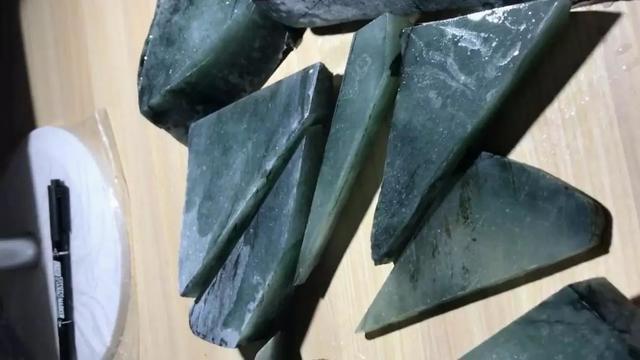 翡翠怎么看灰不灰底灰的翡翠原石-第12张图片-翡翠网 翡翠怎么看灰不灰底灰的翡翠原石-第12张图片-翡翠网