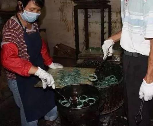 翡翠手镯造假过程,假翡翠多色手镯图片-第8张图片-翡翠网 翡翠手镯造假过程,假翡翠多色手镯图片-第8张图片-翡翠网