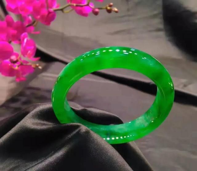 翡翠质量知识大全翡翠鉴定的最新标准-第8张图片-翡翠网 翡翠质量知识大全翡翠鉴定的最新标准-第8张图片-翡翠网