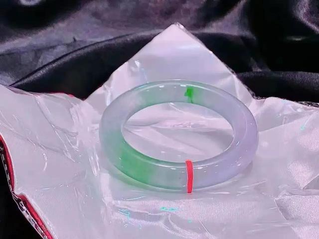 翡翠质量知识大全翡翠鉴定的最新标准-第9张图片-翡翠网 翡翠质量知识大全翡翠鉴定的最新标准-第9张图片-翡翠网