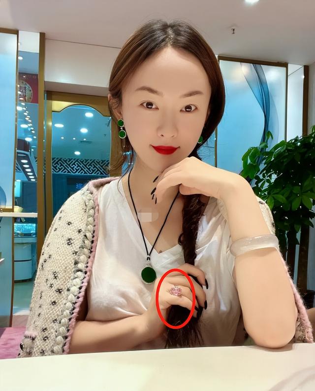 儿童手戴翡翠手镯宝宝长命锁图片-第1张图片-翡翠网 儿童手戴翡翠手镯宝宝长命锁图片-第1张图片-翡翠网