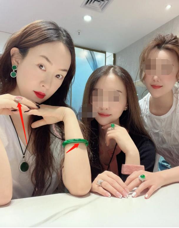 儿童手戴翡翠手镯宝宝长命锁图片-第3张图片-翡翠网 儿童手戴翡翠手镯宝宝长命锁图片-第3张图片-翡翠网