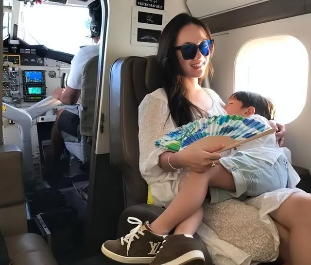 儿童手戴翡翠手镯宝宝长命锁图片-第6张图片-翡翠网 儿童手戴翡翠手镯宝宝长命锁图片-第6张图片-翡翠网