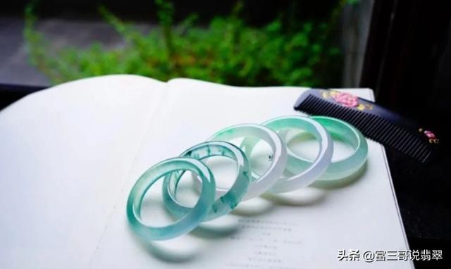 满绿的翡翠玉镯多少钱一个满绿翡翠手镯的价格-第8张图片-翡翠网 满绿的翡翠玉镯多少钱一个满绿翡翠手镯的价格-第8张图片-翡翠网