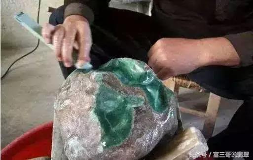 会卡翡翠原石的特点翡翠原石怎样磨光-第3张图片-翡翠网 会卡翡翠原石的特点翡翠原石怎样磨光-第3张图片-翡翠网