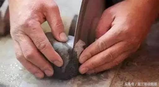 翡翠原石如何擦洗,翡翠的原石在哪里-第6张图片-翡翠网 翡翠原石如何擦洗,翡翠的原石在哪里-第6张图片-翡翠网