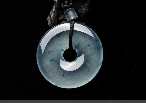 甜甜圈翡翠知识产权,和田玉面包圈的寓意-第1张图片-翡翠网 甜甜圈翡翠知识产权,和田玉面包圈的寓意-第1张图片-翡翠网