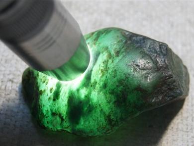 翡翠原石毛料开料图片翡翠毛料必背知识-第5张图片-翡翠网 翡翠原石毛料开料图片翡翠毛料必背知识-第5张图片-翡翠网