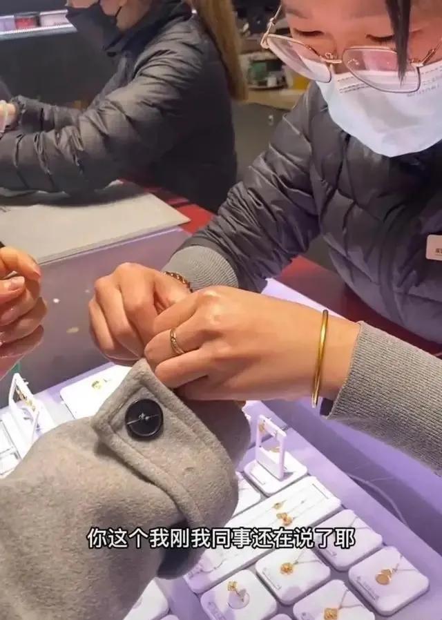 小叶紫檀发黑还是红好黄金手串-第3张图片-翡翠网 小叶紫檀发黑还是红好黄金手串-第3张图片-翡翠网