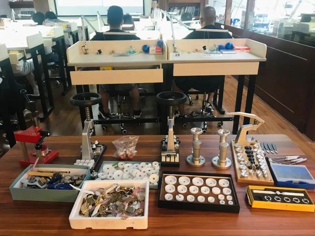 珠宝鉴定技能培训班中国地质大学珠宝鉴定培训-第15张图片-翡翠网 珠宝鉴定技能培训班中国地质大学珠宝鉴定培训-第15张图片-翡翠网