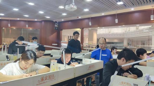 珠宝鉴定技能培训班中国地质大学珠宝鉴定培训-第18张图片-翡翠网 珠宝鉴定技能培训班中国地质大学珠宝鉴定培训-第18张图片-翡翠网