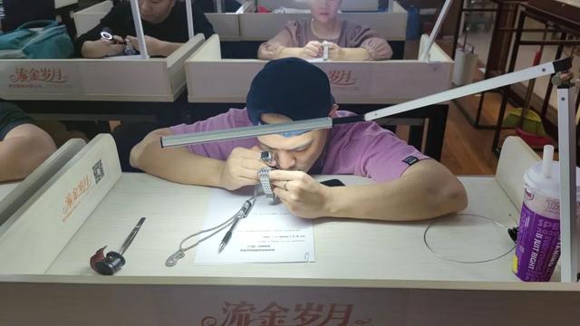 珠宝鉴定技能培训班中国地质大学珠宝鉴定培训-第19张图片-翡翠网 珠宝鉴定技能培训班中国地质大学珠宝鉴定培训-第19张图片-翡翠网