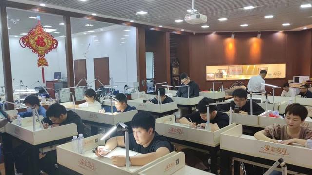 珠宝鉴定技能培训班中国地质大学珠宝鉴定培训-第20张图片-翡翠网 珠宝鉴定技能培训班中国地质大学珠宝鉴定培训-第20张图片-翡翠网