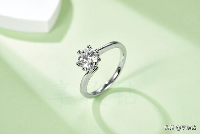 肉眼区别钻石与莫桑石,普通人怎么鉴别钻石-第1张图片-翡翠网 肉眼区别钻石与莫桑石,普通人怎么鉴别钻石-第1张图片-翡翠网