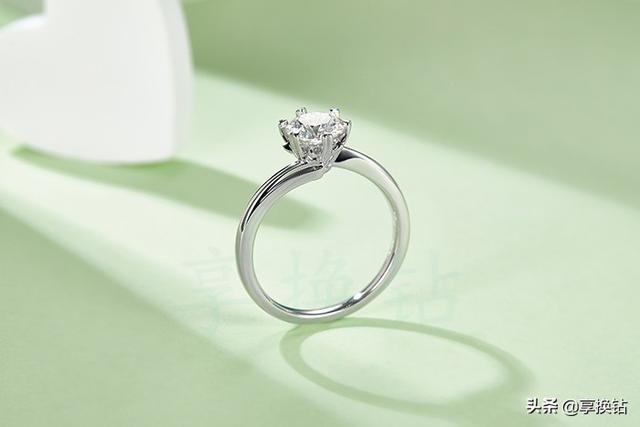 肉眼区别钻石与莫桑石,普通人怎么鉴别钻石-第2张图片-翡翠网 肉眼区别钻石与莫桑石,普通人怎么鉴别钻石-第2张图片-翡翠网