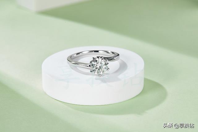 肉眼区别钻石与莫桑石,普通人怎么鉴别钻石-第3张图片-翡翠网 肉眼区别钻石与莫桑石,普通人怎么鉴别钻石-第3张图片-翡翠网