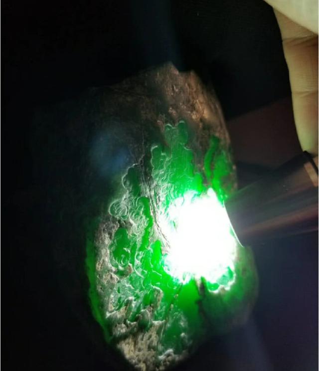 包含挑选翡翠原石主角开帝王绿的词条-第3张图片-翡翠网 包含挑选翡翠原石主角开帝王绿的词条-第3张图片-翡翠网