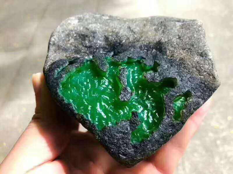 缅甸翡翠原石进入中国有什么手续,哪里的翡翠原石好-第2张图片-翡翠网 缅甸翡翠原石进入中国有什么手续,哪里的翡翠原石好-第2张图片-翡翠网