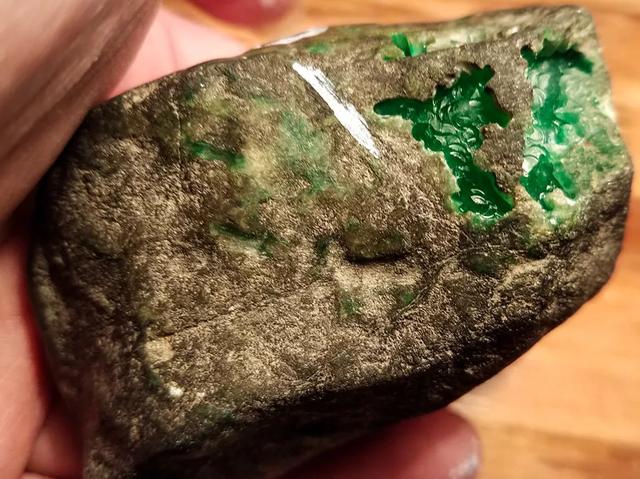 莫湾基翡翠原石能开出帝王绿吗玻璃种帝王绿翡翠原石-第1张图片-翡翠网 莫湾基翡翠原石能开出帝王绿吗玻璃种帝王绿翡翠原石-第1张图片-翡翠网