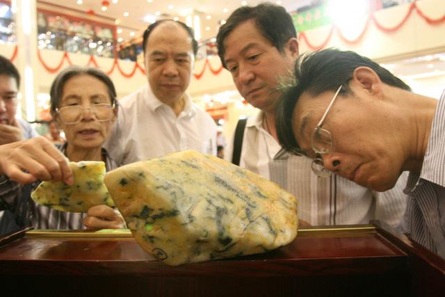 帝王绿翡翠原石图片,翡翠原石讲解鉴定-第2张图片-翡翠网 帝王绿翡翠原石图片,翡翠原石讲解鉴定-第2张图片-翡翠网