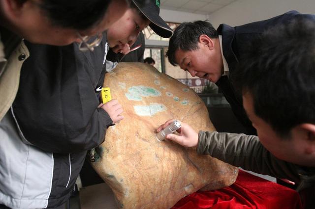 帝王绿翡翠原石图片,翡翠原石讲解鉴定-第3张图片-翡翠网 帝王绿翡翠原石图片,翡翠原石讲解鉴定-第3张图片-翡翠网